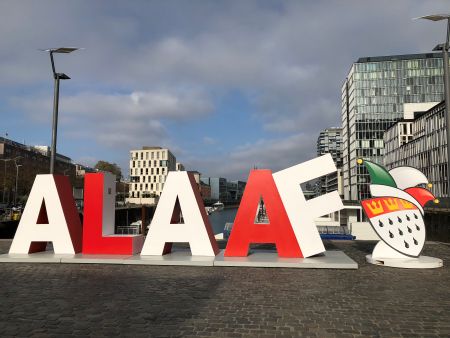 Alaaf-Skulptur im Kölner Rheinauhafen