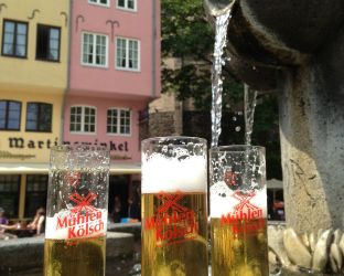 Kölschgläser am Fischfrauen-Brunnen.