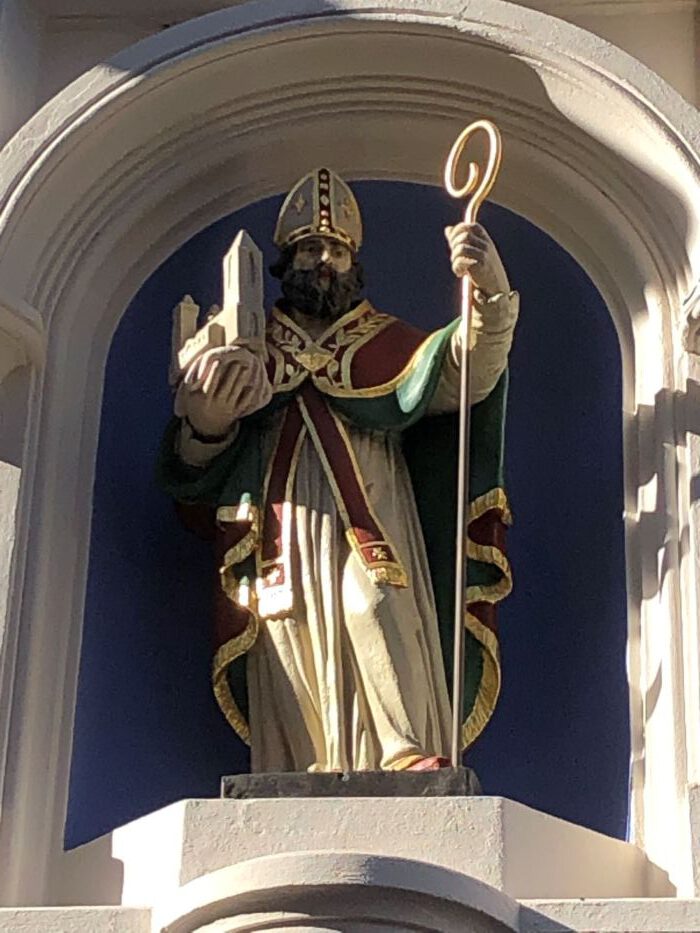 Skulptur des Bischofs Severin - Namenspatron des Severinviertels